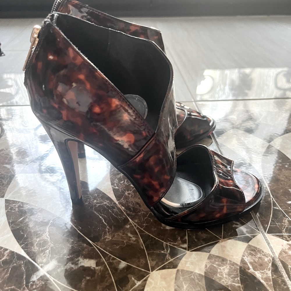 micheal antonio marble print gorgeous heel